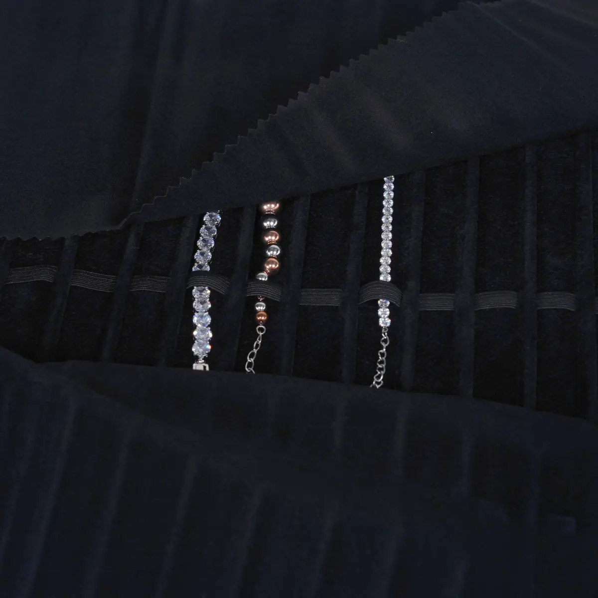 jewellery-roll-for-bracelet-black-POB081-3 jewellery roll for bracelet black- detail of bracelt