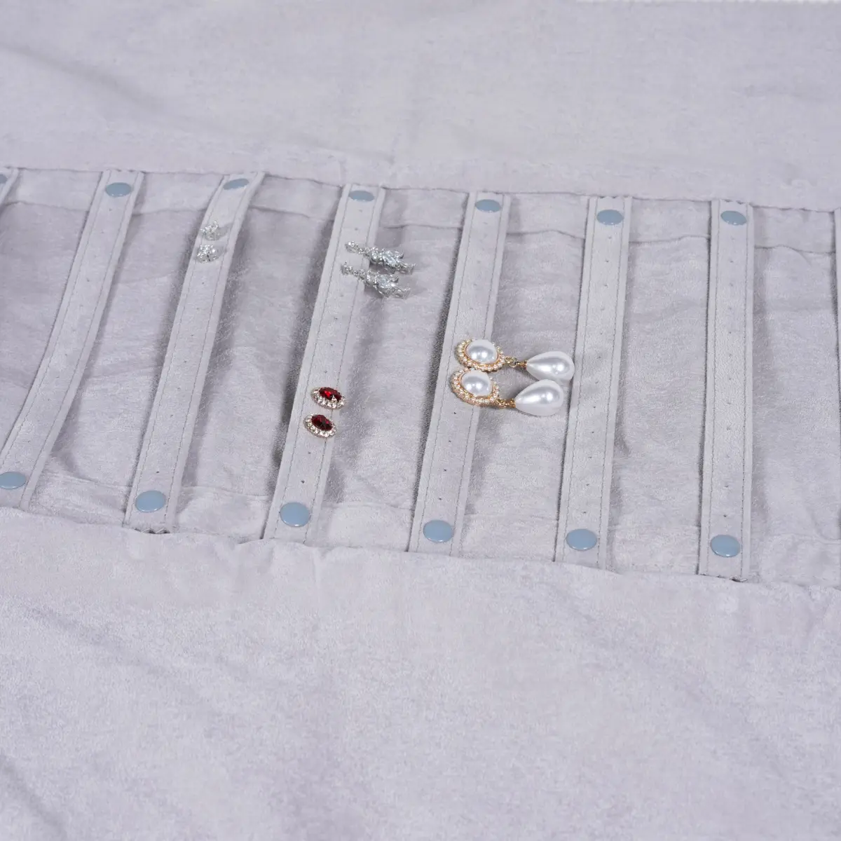 jewellery roll for earring black - detail for earring