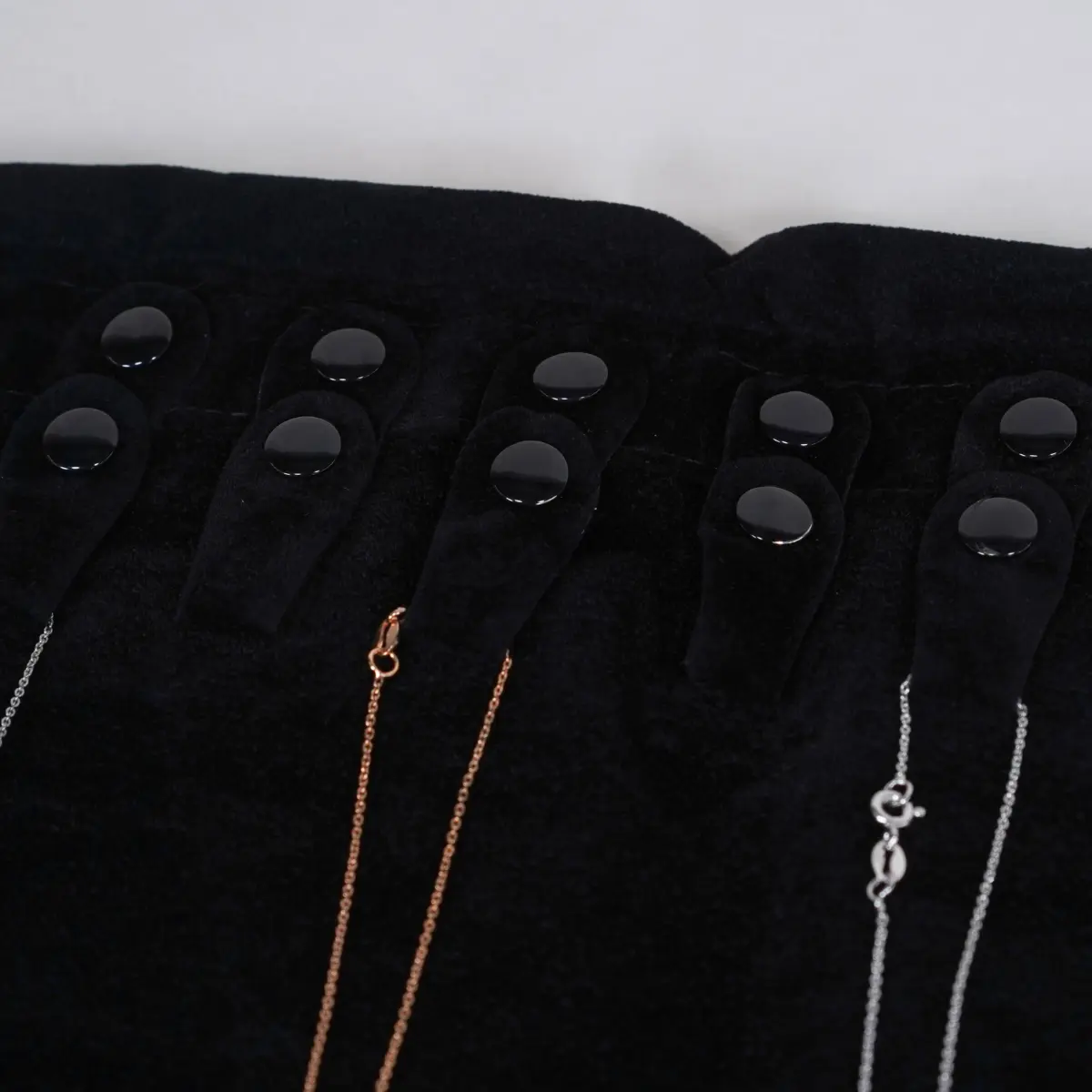 Jewellery Roll for Necklace PON84GE black - shot on button