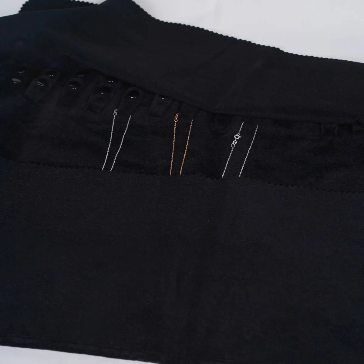 Jewellery Roll for Necklace PON84GE black - closing half