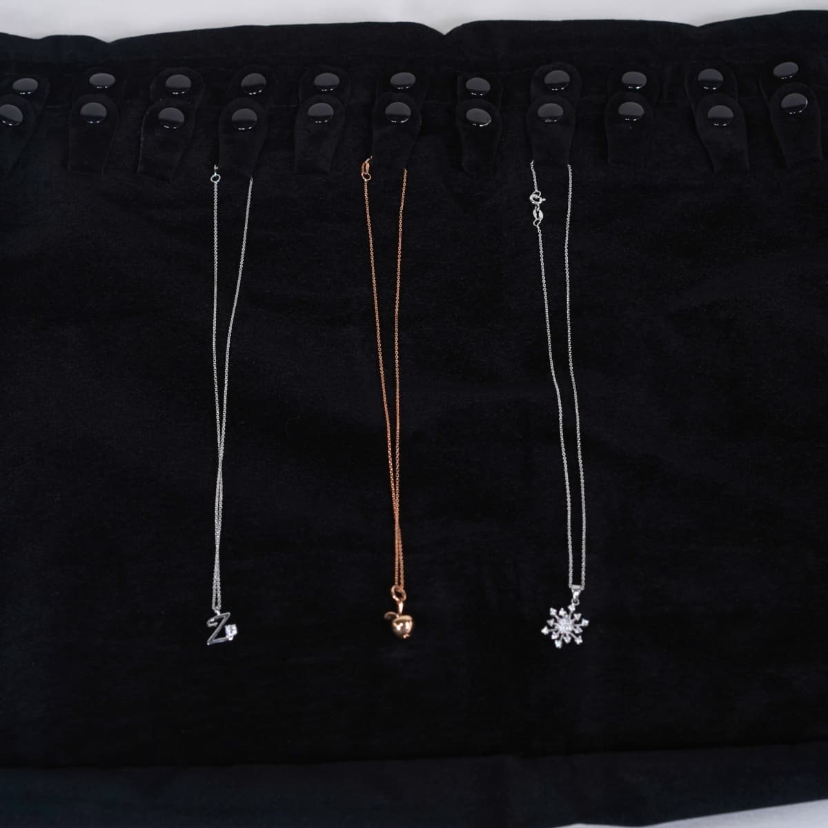 Jewellery Roll for Necklace PON84GE black - shot on necklace