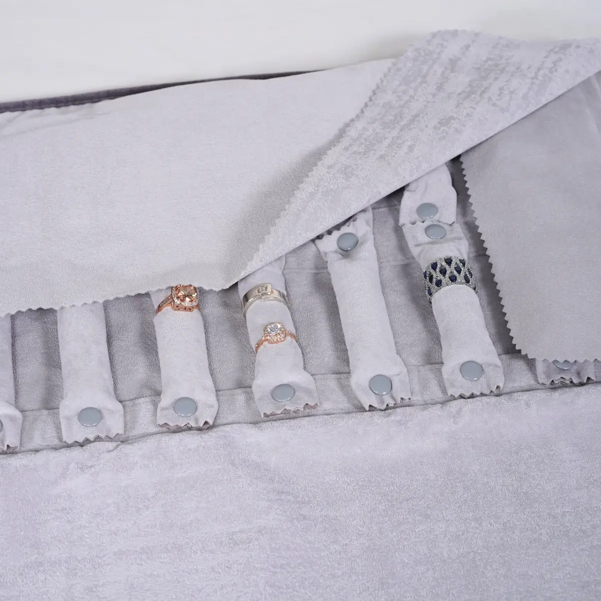 Jewellery roll for ring grey -detail of ring