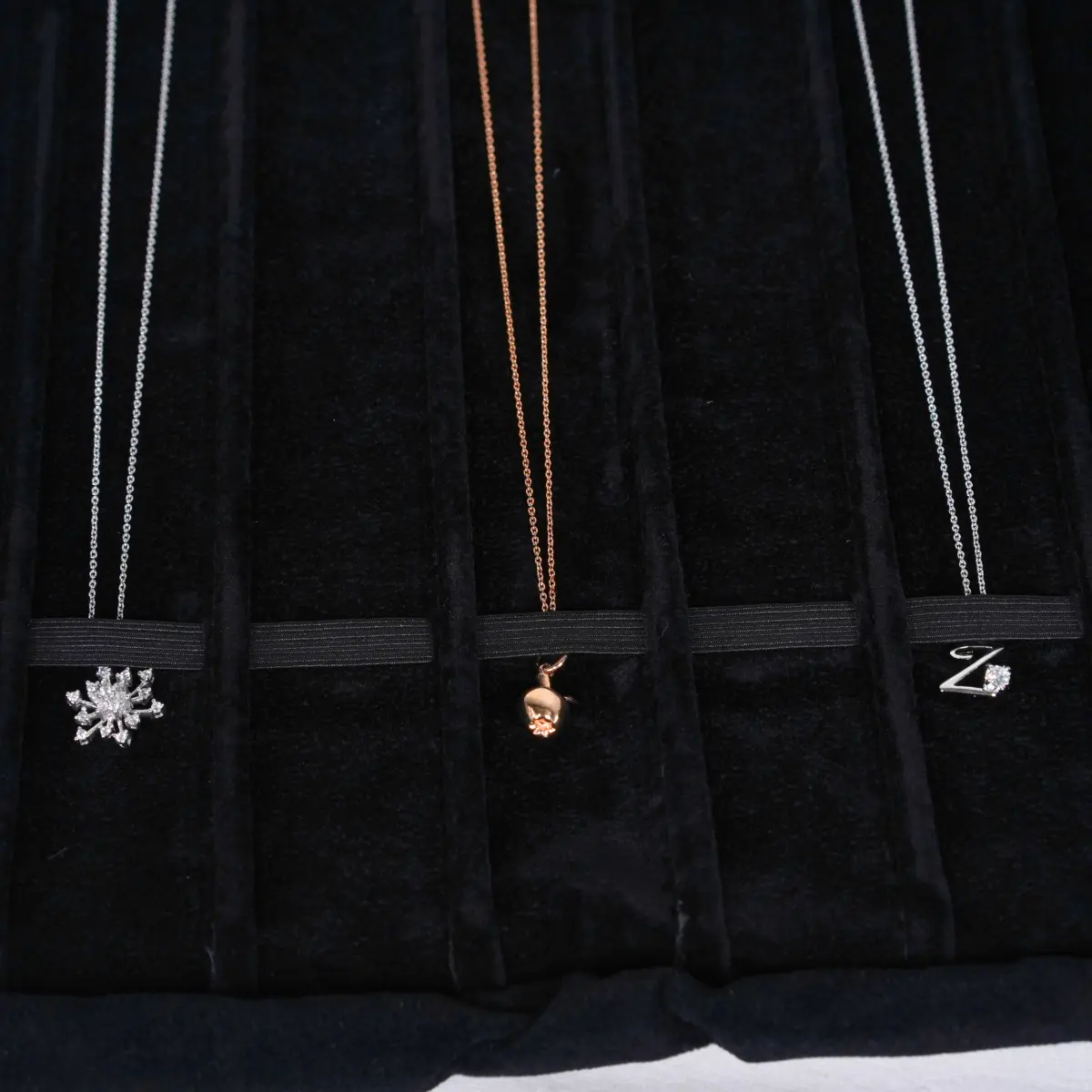 jewellery roll for necklace PON083BK black detail 3 jewellery-roll-for-necklace-PON083BK-black-detail-3