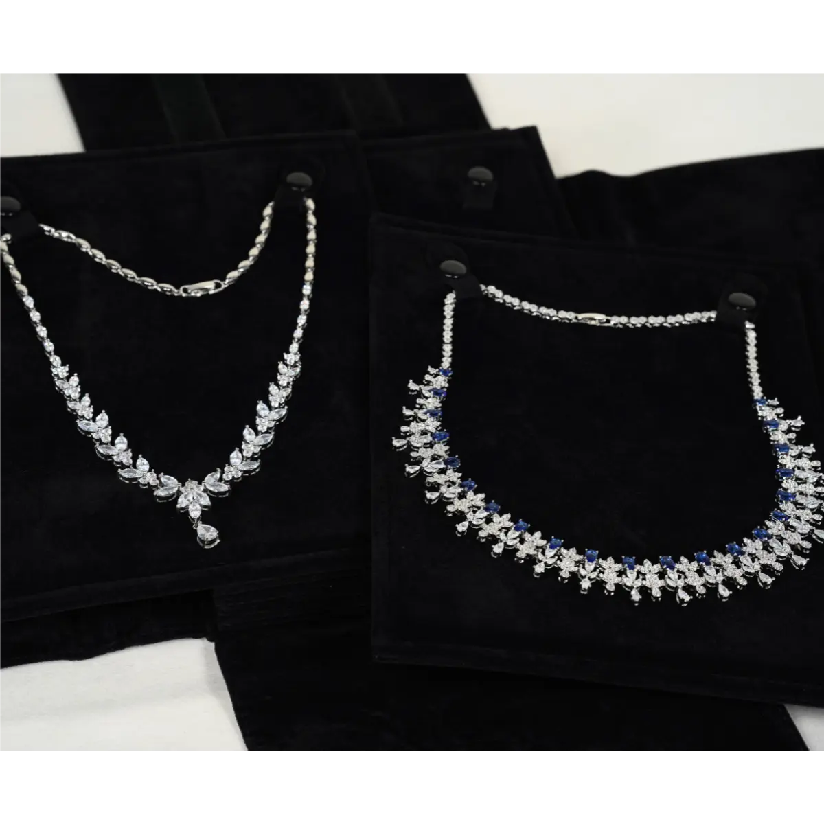 travel-jewellery-organizer-BLACK-PON80BK-with-necklace